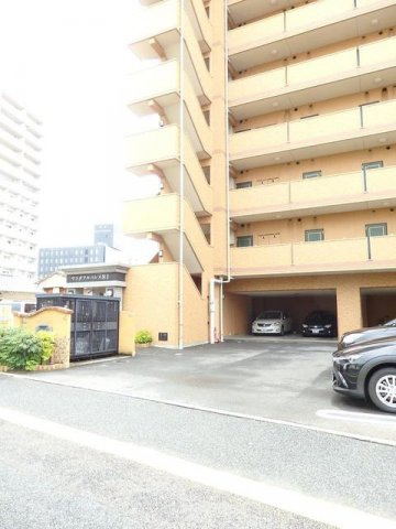 ワンダフルパレスＮＩの駐車場|駐車場があります