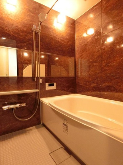 【浴室】 | ライオンズマンション十条台 | 一日の疲れを癒すバスルームは、心地よいリラックスを叶える清潔感溢れる美しい空間です。