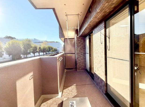 【バルコニー】 | ライオンズマンション十条台 | 充分な広さと幅が確保されたバルコニー。天気が良い日には太陽の陽が差し込み、心地よいバルコニーです。