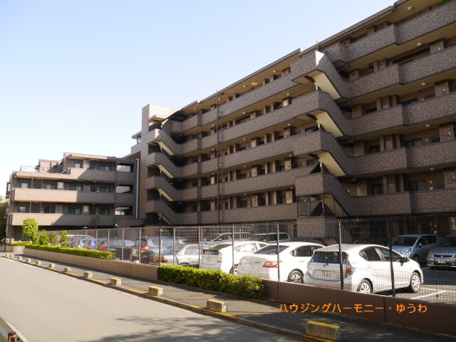 【外観】 | ライオンズマンション十条台 | 陽光浴びる外観がシンプルな外観をより際立たせ、人々の記憶に存在感を植え付けます。