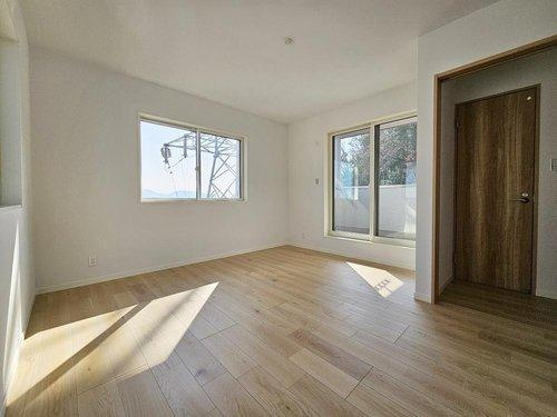 新庄町のその他|7.5帖の広々とした主寝室☆
南側に掃き出し窓もあり、2面採光の為とても明るいです♪