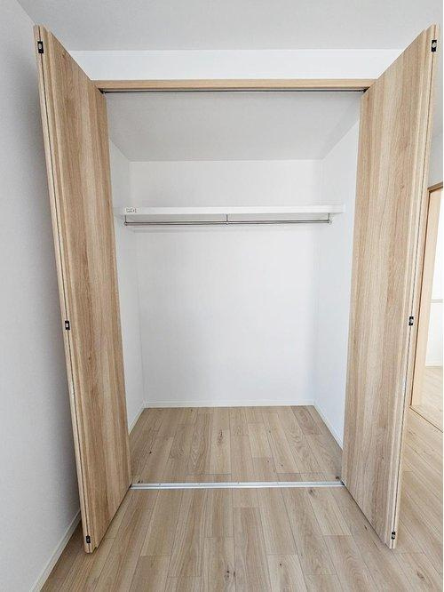 新庄町の収納|クローゼット☆
広々としたスペースがあるので春夏秋冬、季節ごとのお洋服全てをまとめてしまっておけるので、季節の変わり目に入れ替えを行う、衣替えが不要になります。