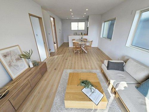 新庄町の居間・リビング|17.8帖の広くて明るいリビング☆
東側に掃き出しも度もあり、2面採光のため開放的でとても明るいです♪