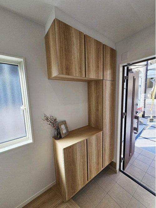 新庄町の収納|シューズボックス☆
姿見付きでお出かけ前の身だしなみチェックも可能♪大容量のシューズボックスの為、靴もたくさん収納が可能です♪