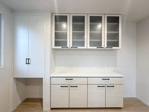 佐伯区屋代3丁目のキッチン|収納力のある大型カップボード☆
備え付けで耐震性が高く、地震の際の中身落下防止機能があります♪
また、パントリーもあるためキッチン周りをすっきりと片付けることができます☆