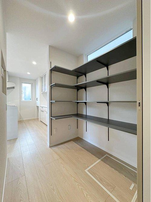 佐伯区屋代3丁目の収納|広々としたキッチンパントリー収納☆
キッチンで使う小物や食材のストックなどを収納でき、キッチン回りもスッキリとします♪