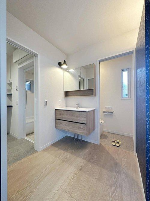 佐伯区屋代3丁目の洗面所|独立洗面化粧台☆
玄関入ってすぐの場所に設置され、また脱衣所とも分かれているので家族が入浴中でも気兼ねなく洗面台を使用できます♪