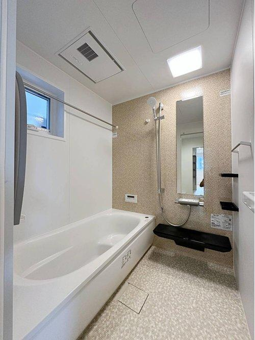 佐伯区屋代3丁目の浴室|浴室乾燥機気付き1坪タイプの浴室☆
ユニットバスは、気密性にも優れています。そのため、冬場でもお湯が冷めにくく、暖かい空間を維持することができます。