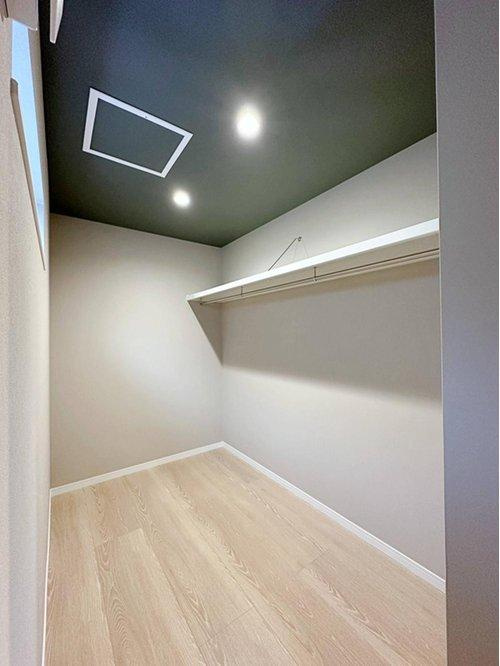 佐伯区屋代3丁目の収納|全居室収納☆
6帖の主寝室はたくさん収納できるウォークインクローゼットです♪