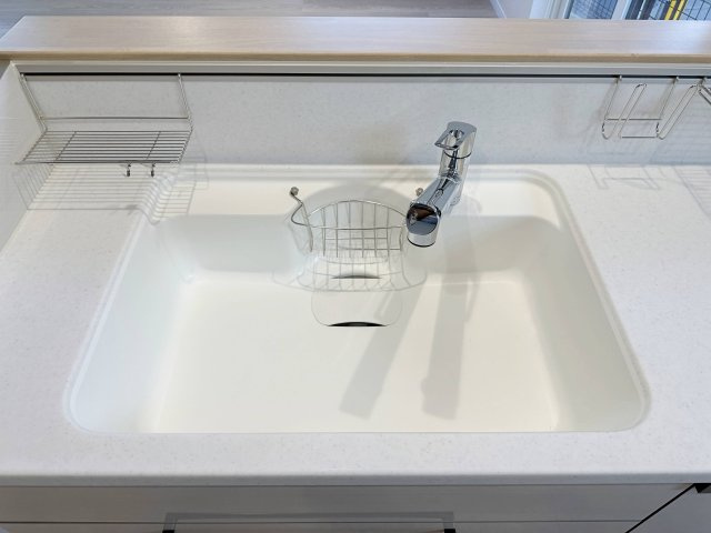 佐伯区屋代3丁目のキッチン|浄水機能付き水栓に人造大理石シンク☆
人造大理石のためシンクに水垢や汚れが付きにくく、いつも綺麗なキッチンになります♪