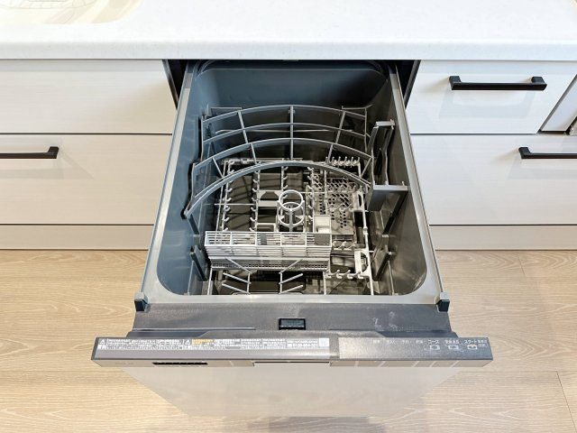 佐伯区屋代3丁目のキッチン|4人から5人分の食器洗浄乾燥機☆
水道代の節約にもなり、家事の時短もできる優れ物です♪
スライド式で上から全体が見えるため食器の出し入れもスムーズです♪