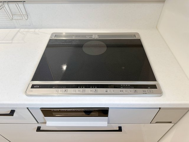 佐伯区屋代3丁目のキッチン|IHクッキングヒーター☆
火が出ないために安全性も高いと考えられます。 さらに、安定した加熱管理制御が容易に行えるため、素材を均一に加熱する料理やスープなどの液体の加熱に適しています♪