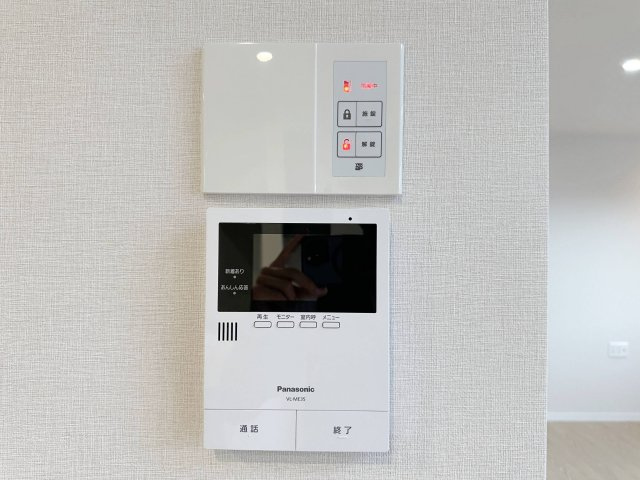 佐伯区屋代3丁目の防犯設備|ドアホン☆
来客時に室内から相手や用件を事前に確認することができ、訪問販売対策や防犯面でも役に立つアイテムです♪
さらにドアホン上のボタンからワンタッチで施錠開錠が可能です！