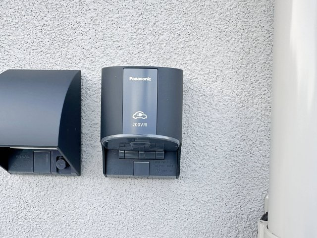 佐伯区屋代3丁目の発電・温水設備|EV車用電源コンセント☆
日本国内でも、2030年代半ば頃を目標に、新車販売を全て電気自動車にすることが出来るように調整されているとも言われ、この先の環境変化に対応できるように設置されています。