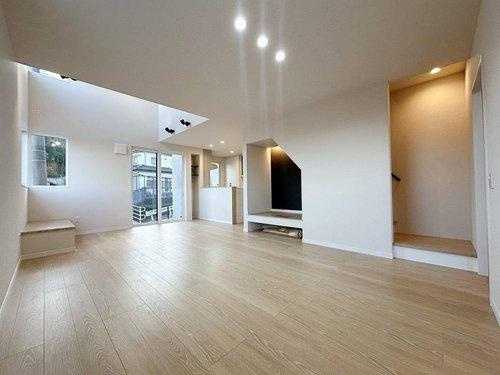 佐伯区屋代3丁目の居間・リビング|19.5帖の広々としたリビング☆
ヌックがあるリビングで家族団欒のひとときを過ごすことができます♪