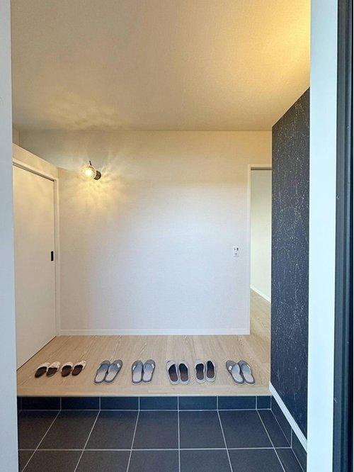 佐伯区屋代3丁目の玄関|玄関ホールは開放的でとても明るいです♪