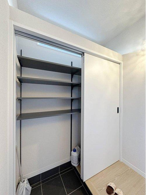 佐伯区屋代3丁目の収納|シューズインクローク☆可動棚で好きな高さに調整可能！靴だけでなく外で使う用具やお子様のおもちゃなども帰ってきてそのまま収納することができます♪