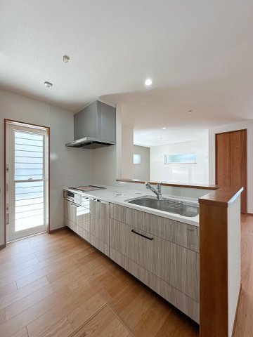 佐伯区千同1丁目 No.Aのキッチン|人造大理石天板使用のシステムキッチン☆
人造大理石天板は水垢が付きにくく汚れが落ちやすいのでお手入れも簡単です♪