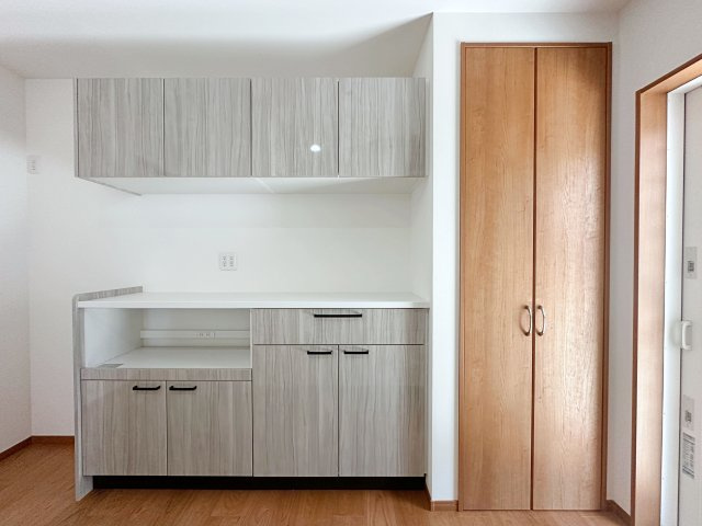 佐伯区千同1丁目 No.Aの収納|収納力のある大型カップボード☆
備え付けのため耐震性が高く地震の際にも倒れてくる心配はありません♪
パントリーもあり食材のストックなどもスッキリ片付けることができます♪