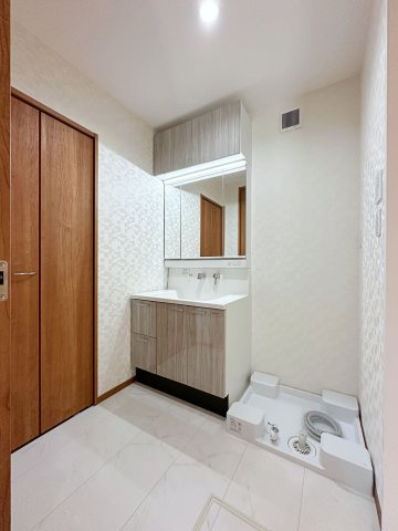 佐伯区千同1丁目 No.Aの独立洗面台|シャワー付き洗面化粧台☆
洗面台にシャワー機能が付いたもので、シャンプーなども行える多機能洗面台です。また、顔や手を洗うためだけではなく、シャワー付き洗面台を使えば手洗い洗濯などでも利用できます♪