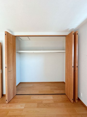 佐伯区千同1丁目 No.Aの収納|全居室収納☆
7帖の主寝室のクローゼットです♪