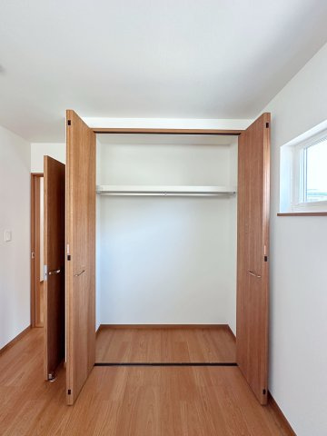 佐伯区千同1丁目 No.Aの収納|全居室収納☆
5.3帖洋室のクローゼットです♪