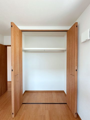 佐伯区千同1丁目 No.Aの収納|全居室収納☆
5.3帖洋室のクローゼットです♪