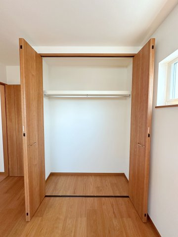 佐伯区千同1丁目 No.Aの収納|全居室収納☆
5.3帖洋室のクローゼットです♪