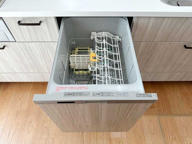 佐伯区千同1丁目 No.Aのキッチン|4人から5人分の食器洗浄乾燥機☆
水道代の節約にもなり、家事の時短もできる優れ物です♪
スライド式で上から全体が見えるため食器の出し入れもスムーズです♪