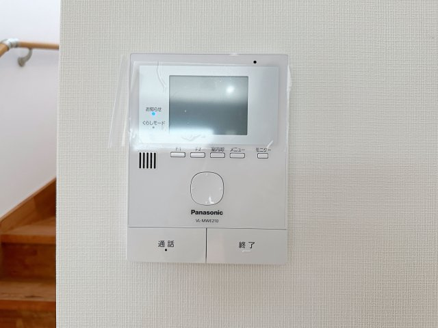 佐伯区千同1丁目 No.Aの防犯設備|ドアホン☆
来客があったとき、室内からカメラやマイクを使って相手や用件を確認できます。相手を事前に確認することができ、訪問販売対策や防犯面でも役に立つアイテムです♪