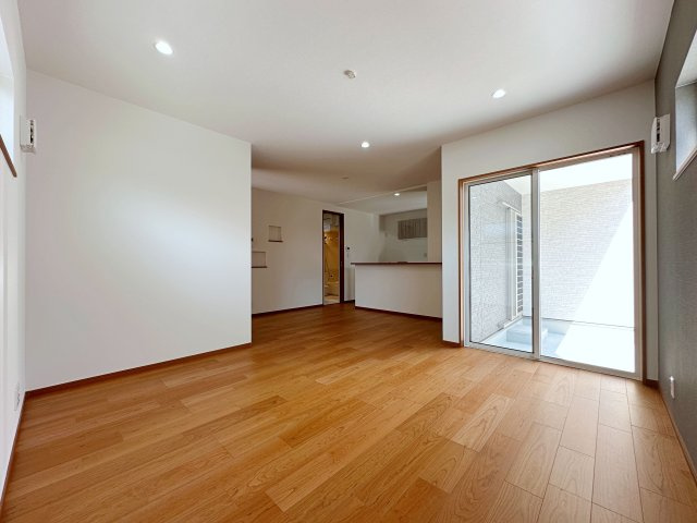 佐伯区千同1丁目 No.Aの居間・リビング|18帖の広々としたリビング☆
完成済のため365日ご案内可能♪
「今日見たい」にも対応します！