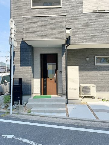 佐伯区千同1丁目 No.Aの玄関|宅配ボックス付き玄関ポーチ☆
屋根も付いており、雨が降っても濡れる心配はありません♪