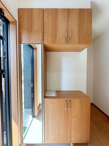 佐伯区千同1丁目 No.Aの収納|姿見付きシューズボックス☆
大容量のシューズボックスの為、靴もたくさん収納が可能です♪