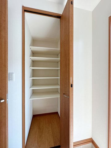 佐伯区千同1丁目 No.Aの収納|シューズインクローク☆
可動棚で好きな高さに調整可能！靴だけでなく外で使う用具やお子様のおもちゃなども帰ってきてそのまま収納することができます♪