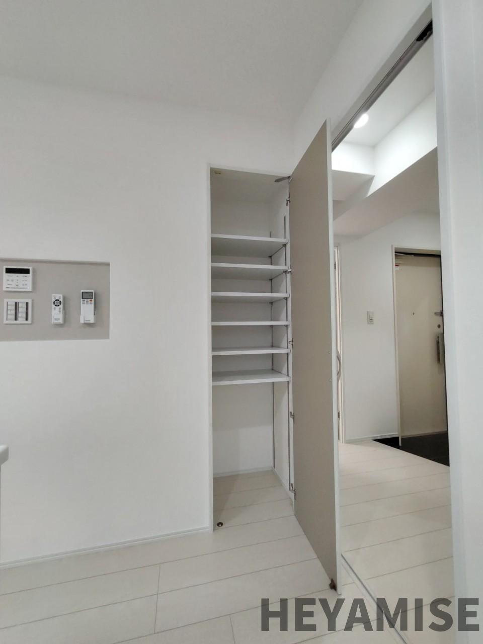 スカイテラスのその他|キッチン横の収納
※同間取りの別の階のお部屋の画像です※