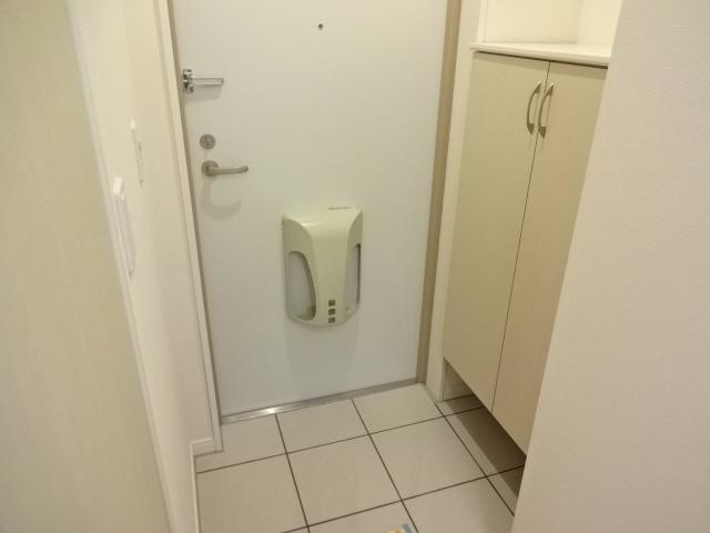 府中市是政３丁目のアパートの玄関