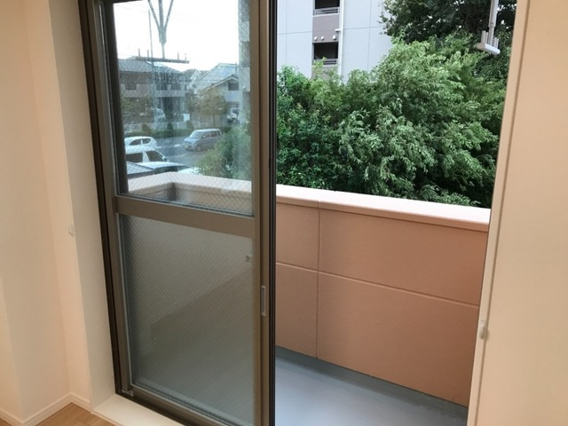 府中市是政３丁目のアパートのバルコニー