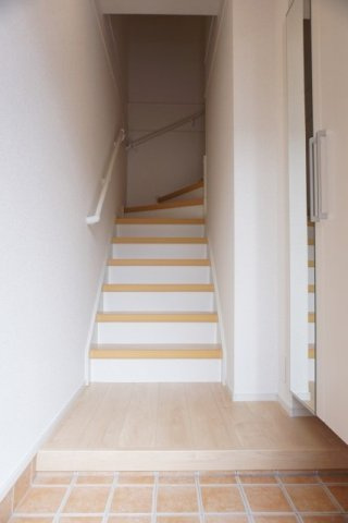 アンジュールＢの玄関|収納もある玄関です