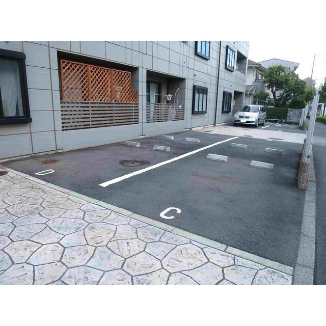 町田市大蔵町の賃貸マンションの駐車場