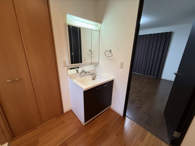 高崎市三ツ寺町　中古住宅の独立洗面台|2F　洗面化粧台
