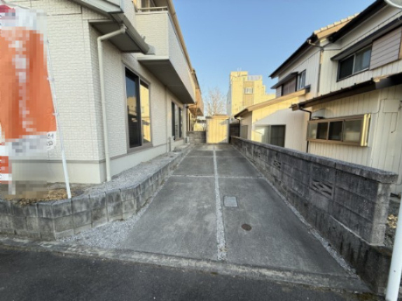 高崎市三ツ寺町　中古住宅の駐車場|南側　駐車スペース