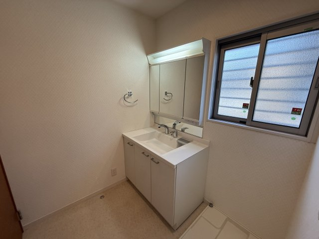 高崎市三ツ寺町　中古住宅の独立洗面台|1F　洗面化粧台