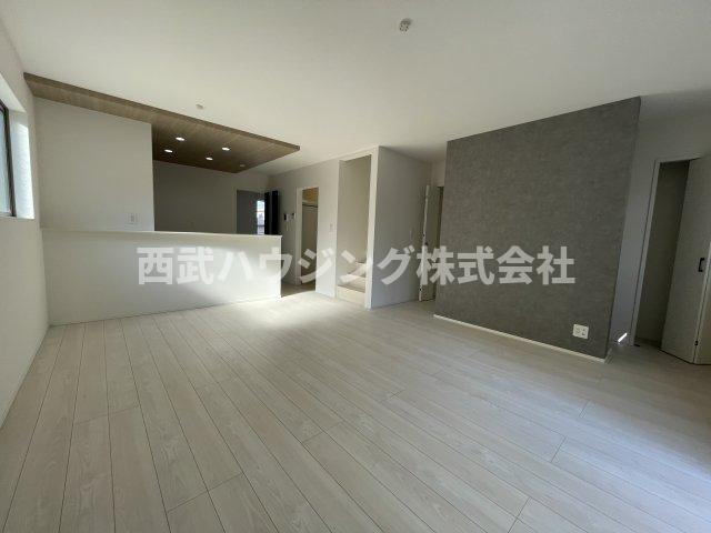 【仲介手数料無料】所沢市中富南４期全８棟５号棟　所沢市の新築なら西武ハウジングの居間・リビング