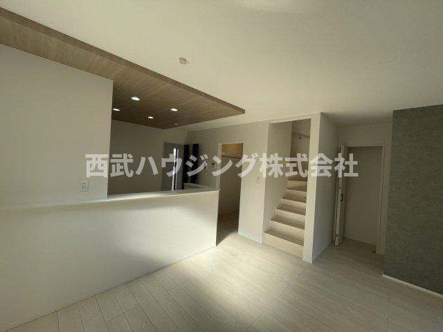 【仲介手数料無料】所沢市中富南４期全８棟５号棟　所沢市の新築なら西武ハウジングの居間・リビング