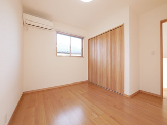 【洋室】 | 中央市東花輪 令和2年築 中古戸建 敷地90坪・オール電化 | 2階5.3帖洋室