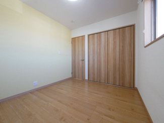 【洋室】 | 中央市東花輪 令和2年築 中古戸建 敷地90坪・オール電化 | 2階5.2帖洋室