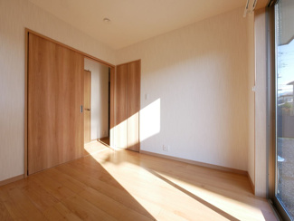 【洋室】 | 中央市東花輪 令和2年築 中古戸建 敷地90坪・オール電化 | 1階4.5帖洋室