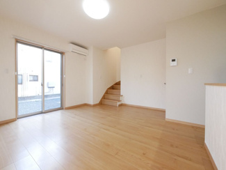 【居間・リビング】 | 中央市東花輪 令和2年築 中古戸建 敷地90坪・オール電化 | リビングイン階段