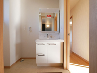 【独立洗面台】 | 中央市東花輪 令和2年築 中古戸建 敷地90坪・オール電化 | 洗面台は新品に交換済み