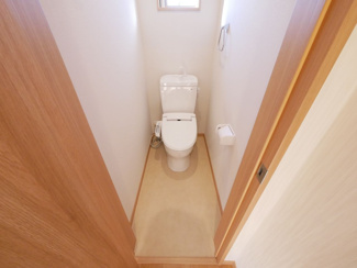 【トイレ】 | 中央市東花輪 令和2年築 中古戸建 敷地90坪・オール電化 | ウォシュレット付きトイレ